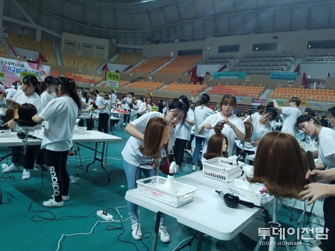 ▲2일 열린 광주시장배 미용예술경기대회 & 전국 뷰티페스티벌 기능경진대회에서 참가 학생들이 경쟁을 하고 있다.