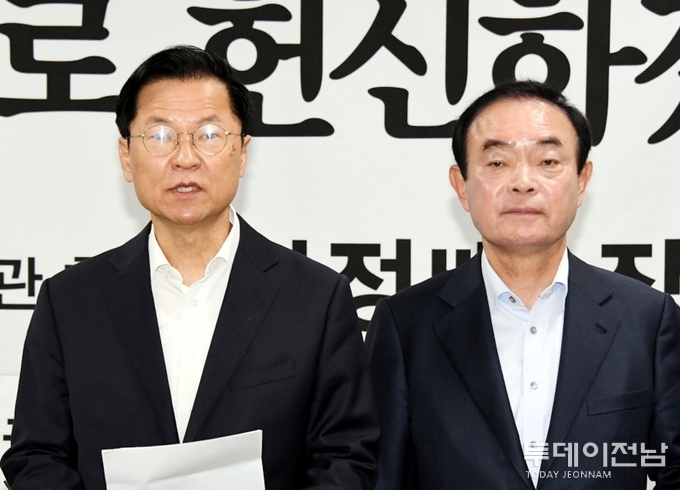 ▲민생당 광주 동구남구갑 장병완 후보와 광주 서구을 천정배 후보가 1일 광주시의회에서 기자회견을 열어 '원팀' 구성을 밝히고 있다.ⓒ투데이전남.2020.04.01